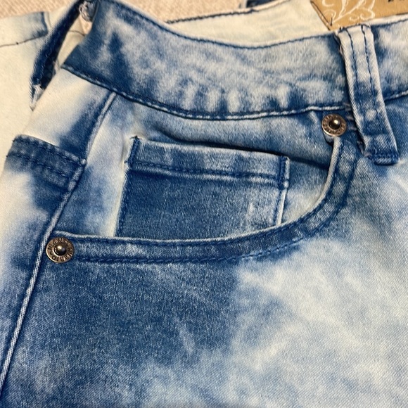 Stretchy High Waisted Skinny Jeans 💙 Made w/ Spandex - 90s Bleached Denim Look - Picture 3 of 8
